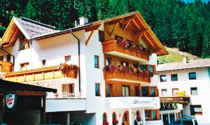  Hyggelig, lys og venligt indrettet ferielejlighed med altan. Fredeligt område, væk fra masseturismen. Tæt på Landeck og Ischgl. Se ATI503. ...