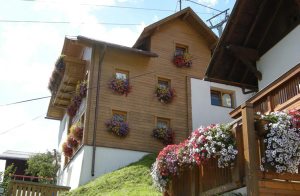 Stor ferielejlighed (1./2. sal er kun for gæsterne men ikke aflukket) med hyggelig stemning i et typisk, tyrolsk hus. ...