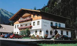 Dejlig ferielejlighed på 2. sal. Fredelig beliggenhed i øvre del af byen. Gratis adgang til friluftsbad, tennis, minigolf for husets gæster. Nabo til ATI585/586. ...