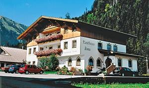  Moderne indrettet ferielejlighed på 1. sal med altan. Se også ATI584/585. Husets gæster kan gratis benytte friluftsbad, minigolf, tennisbane. Morgenbrødsservice mulig. ...