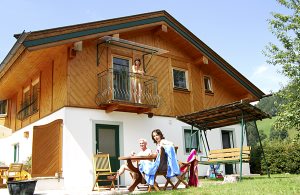 Westendorf i Tyrol ligger i hjertet af Kitzbühler Alpen og et år valgt til Europas flottest blomstrende landsby. Her i disse idylliske omgivelser på udlejerens grønne enggrund ligger denne perle. ...