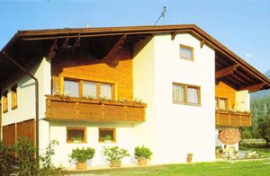 Denne dejlige ferielejlighed ligger på en gård med central og alligevel rolig beliggenhed. Økologiske produkter fra egen produktion. På grund af ejerens tilstedeværelse på gården opstår der e ...