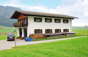  På Pfandlerhof har I jeres helt egen feriebolig på en hel etage i en separat bygning. Den er meget flot og smagfuldt indrettet. Pfandlerhof ligger midt iblandt fantastisk grønne marker. Lejlighede ...