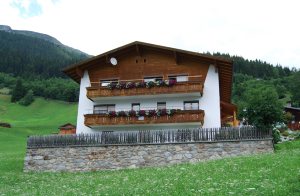 Huset med disse gode ferielejligheder ligger mellem byerne See og Kappl i uberørt natur. Fra huset er der en vidunderlig udsigt over dalen. Ideelle omgivelser for børnenes leg og for mange forskell ...