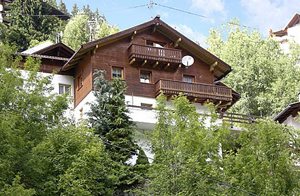  Denne hyggelige ferielejlighed ligger i centrum af Kappl, men alligevel roligt. Ideelt udgangspunkt for vandre- og mountainbike-ture. Panoramaudsigt over dalen. ...