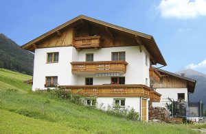 To ferielejligheder i et smukt, nyt hus med en meget rolig beliggenhed i udkanten af Trins. Huset ligger midt i Gschnitzdalens fantastisk flotte bjerglandskab. Her finder I mange vandrestier. Huset l ...