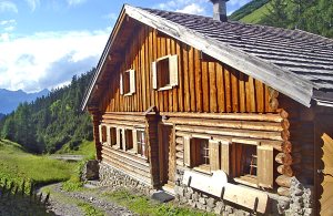 Dette pragtfulde, lille hus har en fredfyldt beliggenhed omgivet af Tyrols enestående bjergkulisse. I nærheden går bjergvejen Hahntennjochstraße, fra hvilken I kan nyde dette imponerende bjerglan ...