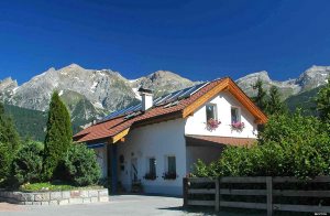 Godt 6 km over den lille by Landeck ligger bjerglandsbyen Tobadill. I huset Zechner finder I disse tre komfortable og meget dejligt indrettede ferielejligheder (ATI730-732). Adgang til et lysthus og ...