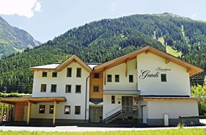 Denne herlige lejlighed ligger i et nyt hus. Bag huset er en cykelrute. Gæsterne i dette hus har gratis adgang til svømmehallen i Arlberg. Carport til jeres bil. ...