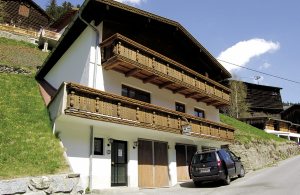 Huset Anna er roligt og solrigt beliggende på en skrænt kun 3 km fra Kappl og 5 km fra Ischgl. Det har en dejlig ruminddeling. Fra altanen har i en fantastisk udsigt over dalen Paznauntal. På grun ...