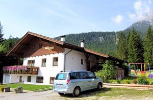 Denne dejlige ferielejlighed med egen del af haven ligger i Leutasch ved de smukke Wettersteinbjerge. Legeplads på grunden. Lille bæk ved siden af huset. ...