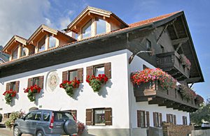  Flot indrettet lejlighed med balkon. LIlle legeplads. Roligt område med smuk udsigt. Hjemmelavede produkter. Approx. 15 mins til Innsbruck. Naboen er ATI862. ...