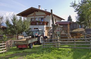  På gården Hanselerhof i Rinn finder I dette lille, smukke feriehus. Nabo til ATI861. Det er hyggeligt indrettet og har en meget rolig beliggenhed med udsigt over landskabet. Børn kan lege på en l ...