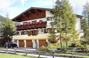 Dette flotte rækkehus på to etager med egen indgang og egen garage finder I i Obernberg ved Brenner, ikke langt fra den italienske grænse. Huset er kærligt og meget smagfuldt indrettet og udstyre ...