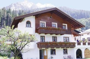  Hyggelig pænt indrettet ferielejlighed i Flirsch am Arlberg. Nyd lejlighedens rolige beliggenhed og den herlige udsigt mod bjergene. Vaskemaskine mod gebyr. ...