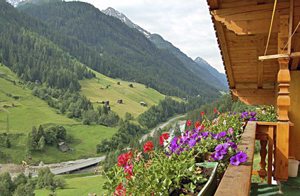 Rummelig og hyggeligt indrettet ferielejlighed med altan. Forlystelsesparken Sunny Mountain i Kappl byder på en masse underholdning til børn. Godt vandreområde. ...