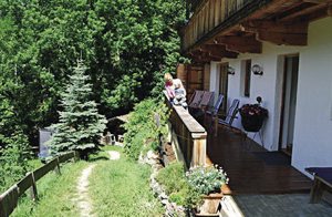 Flot ferielejlighed i dalen Alpbachtal. Det ligger på en bakke over Alpbach – en af de smukkeste landsbyer i Tyrol. Flot udsigt til bjergene på den anden side af dalen. Alpbachdalen er ideelt til ...