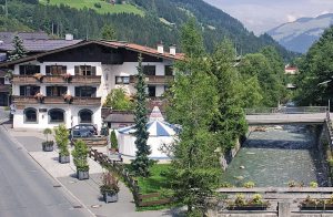 Lejlighedskomplekset 'Rösslwirtin' ligger lige i centrum af Kirchberg i Tyrol. Alle ferielejlighederne er hyggeligt indrettet. P-plads i kælderen. Morgenmad eller halvpension kan bestilles i hotell ...