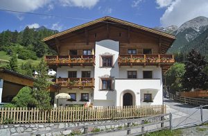 Nyd en dejlig ferie i Pettneu nær Arlberg i disse to flotte og komfortable ferielejligheder med altan (ATI905, 906). Rolig beliggenhed. Indkøbsmuligheder og en svømmehal i nærheden af huset. Bjer ...