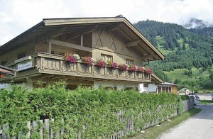 Disse to flotte ferielejligheder ligger i Lermoos. De er pænt indrettet i tyrolsk stil. På altanen kan I nyde den dejlige udsigt til Zugspitze. Mulighed for morgenbrødservice på stedet! Kurskatte ...