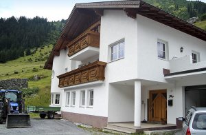  I dette nyrenoverede hus i Ischgl finder I disse 3 meget smukt og hyggeligt indrettede ferielejligheder (ATI932-934). Huset er det ideelle udgangspunkt for talrige vandreture i den omkringliggende bj ...