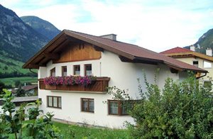 Stor og velholdt ferielejlighed med en sydvendt altan. Rolig og solrig beliggenhed i Pfunds i Tyrols Oberland. Ikkeryger. Vandre- og cykelstier i nærheden. ...