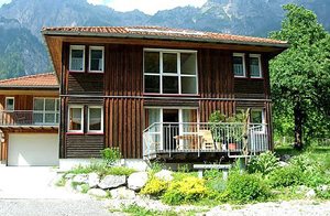 Moderne ferielejlighed med egen indgang. Om sommeren inviterer ejeren jer gerne på en vandretur til husets egen bjerghytte med mulighed for overnatnuing. Friske æg. ...