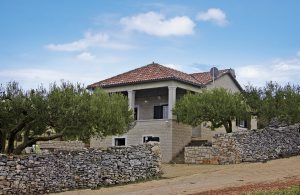  Dette stenhus er indrettet i sydlandsk stil og er meget smagfuld. Elektriciteten til huset bliver udelukkende med solarenergi og gør at brugen af elektriske apparater er indskrænket. Nyd ferien på ...