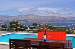 Dette feriehus er opført i en stil, som er typisk for regionen og er meget hyggeligt indrettet. Fra den kønne terrasse er der en vidunderlig panoramaudsigt. I kan slappe af ved poolen (åben fra 15 ...