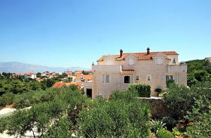  Stor smagfuldt indrettet lejlighed i et lejlighedsbyggeri. Fra den rummelige terrasse kan man nyde udsigten over land og hav. I området er der flere børnevenlige grus- og sandstrande. I forbindelse ...