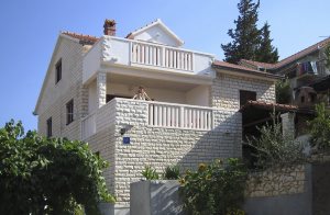  Hver af disse flotte og funktionelt indrettede ferielejligheder har egen grill. De ligger i den rolige by Splitska, kun få meter fra badested, og et par hundrede meter fra en børnevenlig grusstrand ...