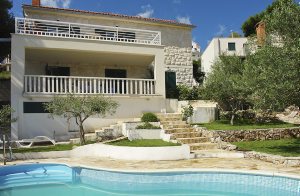  Dette smagfulde og moderne indrettede hus, ligger på den smukke ø Brac midt i Dalmatien. Huset består af to boliger, der er forbundet via en udendørs trappe. Nyd det rolige og smukke område og d ...