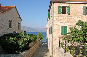  Dette nyindrettede dobbelthus består af to boliger, som begge bruger samme udendørs trappe. I stuettagen er der en rummelig terrasse, som er ideel til hyggelige grillaftener. Få skridt fra huset l ...