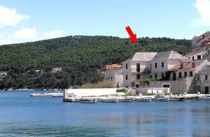  Hyggelig og praktisk indrettet ferielejlighed med adgang udefra, adskilt fra resten af huset. Velegnet til større familier eller en gruppe af venner. En lille gade adskiller huset fra klippekysten,  ...