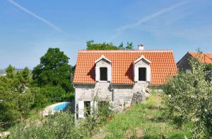  Feriehus i sten i rolige omgivelser i den lille by Nerezisce. Huset er flot renoveret og den oprindelige karakter bevaret. Huset er velegnet til en famileferie. I stueetagen er det flot indrettede op ...
