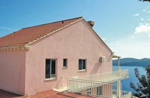  I en lille by ved kysten ligger dette hus med velindrettede ferielejligheder. Begge lejligheder har en dejlig udsigt til Elifat-øerne og øen Mljet. Vi anbefaler et besøg i midalderbyen Dubrovnik,  ...