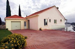  I en lille by ved kysten ligger dette hus med tre ferielejligheder. Fra hver lejlighed er der en dejlig udsigt på Elifaten-øerne og øen Mljet. ...