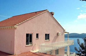 I en lille by ved kysten ligger dette hus med tre gode og smagfuldt indrettede ferielejligheder. Alle lejligheder har en smuk udsigt over Elifat-øerne og øen Mljet. ...