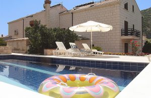  Dette dejlige stenhus ved havet i en forstad til Stara Mokosica ligger kun få minutter i bil fra Dubrovnik. Dobbelthuset egner sig fortrinligt til to eller tre familier, der gerne vil holde ferie sa ...