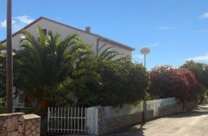 Komfortabelt indrettede ferielejligheder i et familiehus i Hvar. Lejlighederne ligger på 1. og 2. sal og er meget velegnede til 2 familier. Besøg den populære by Hvar, som tilbyder et stort udvalg ...