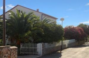  Dissee praktisk indrettede ferielejligheder ligger i et familiehus på øen Hvar. Studiolejlighederne ligger på 2.etage, og deler en dejlige terrasse. Lejligheden er velegnet til 2 par eller venner. ...