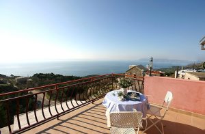  Dette flot indrettede dobbelthus ligger på en af de smukkeste kyststrækninger ved adriaterhavet. Ejendommen ligger i den gamle by Tucepi i Biokovo-bjergene. Huset er smagfuldt indrettet og har alt  ...