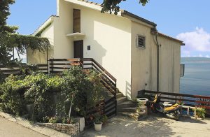  Rummelig ferielejlighed på en bakke i rolige omgivelser og med panoramaudsigt. Lejligheden ligger i stueetagen, den er enkelt og hyggeligt indrettet og har egen indgang. En sti og trappe fører til  ...