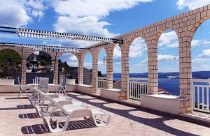  Disse tre enkelt indrettede lejligheder har en dejlig udsigt over havet. Der er mange aktivitetsmuligheder og gode badestrande i nærheden. Lejlighederne ligger ved den lille by Omis, som i middelald ...