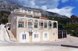  Disse enkelt indrettede ferielejligheder har en dejlig udsigt over havet. 500 m fra huset ligger en grusstrand og kører I 5 km yderligere kommer I til en sandstrand i byen Omis. Byen Omis er et perf ...