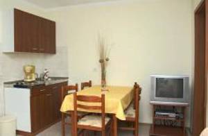  Dette hus med flere lejligheder ligger omgivet af fyrretræer og i et smukt område. Alle lejlighederne er indrettet med praktiske møbler og har egen altan med havudsigt. Foran huset ligger en dejli ...