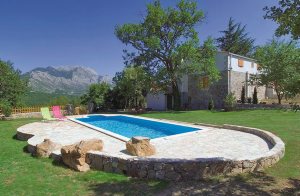  Dette smagfulde og moderne indrettede feriehus fremstår meget idyllisk og fyldt med fine udsøgte detaljer. Huset ligger i et dejligt naturområde, ikke langt fra den spændende by Omis, og byder p� ...