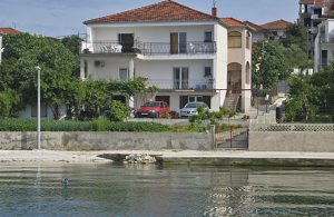  Denne hyggelige ferielejlighed har en flot og stor altan med en fantastisk udsigt over havet, der kun ligger 10 m fra huset. Tæt på den historiske by Trogir. Nyd den flotte solopgang mens I spiser  ...