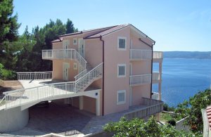  Dette hus med flere lejligheder ligger omgivet af fyrretræer i et skønt område. Hver lejlighed er indrettet smukt med nye og praktiske møbler og har balkon med udsigt over havet. Foran huset ligg ...