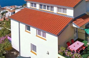  En fabelagtig udsigt har I fra denne enkelt indrettede ferielejlighed. I den lille kystby Pisak er der fredeligt. Husejeren arrangerer en grillfest for gæsterne. Den nærtliggende lille by Omis er e ...